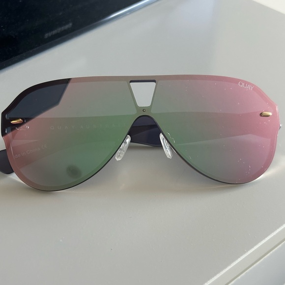 Quay Australia aviator mirrored sunglasses with case - Picture 3 of 5